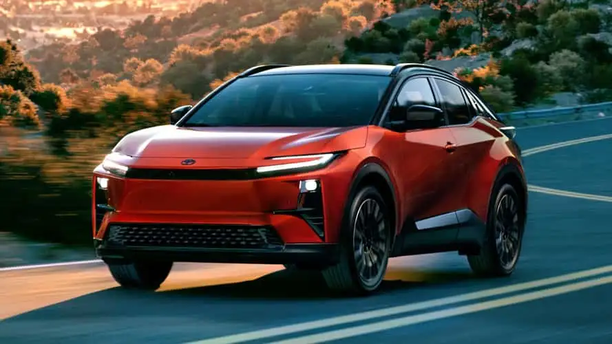 InsideEVs: Toyota công bố giá C‑HR và bZ Woodland EV mới 1 2026 toyota c hr front three quarter