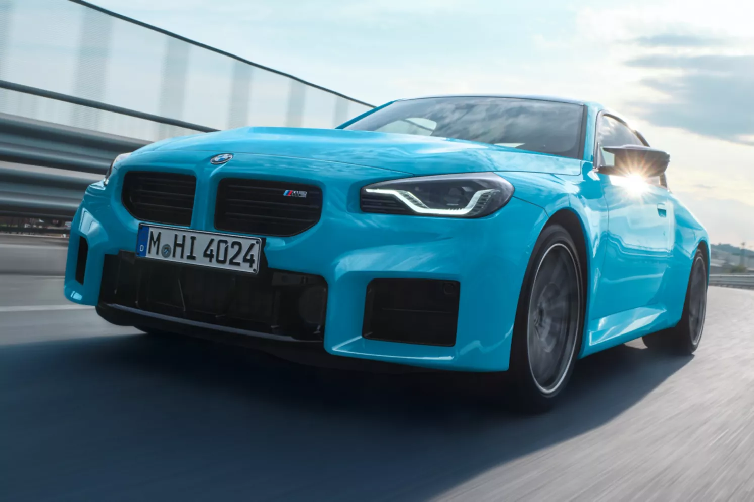 BMW M2 ra mắt Việt Nam: Vì sao dân chơi xe sang chú ý? 3 BMW M2 màu xanh nhìn từ phía trước trên đường chạy