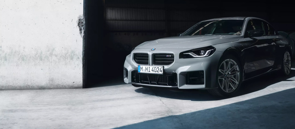 BMW M2 2026 màu bạc trong không gian trưng bày