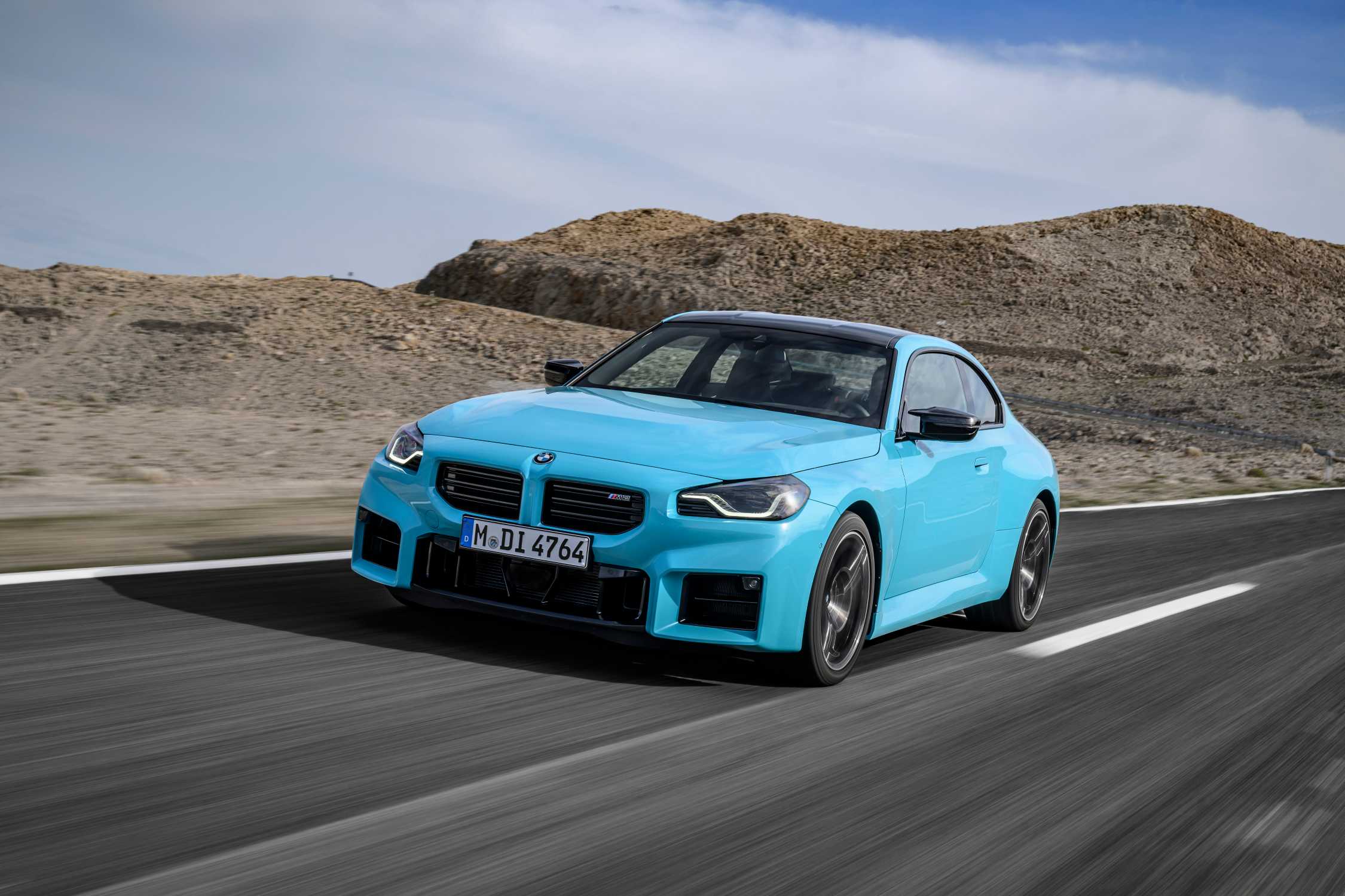 BMW M2 ra mắt Việt Nam: Vì sao dân chơi xe sang chú ý? 2 BMW M2 màu xanh vận hành trên đường thử