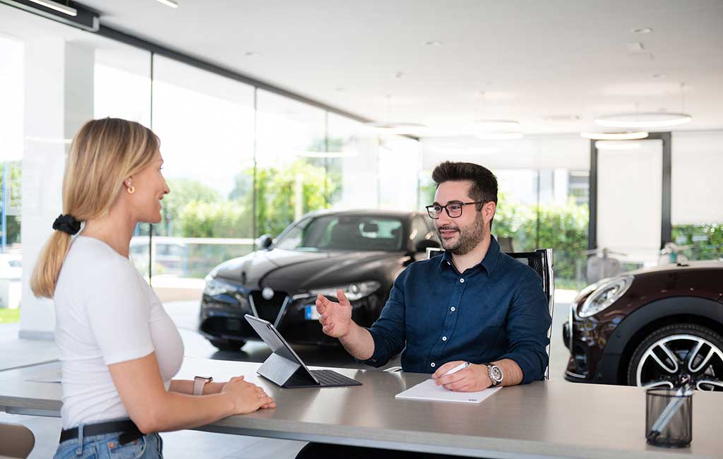 Tư vấn bán xe tại showroom sau khi khách để lại thông tin từ quảng cáo