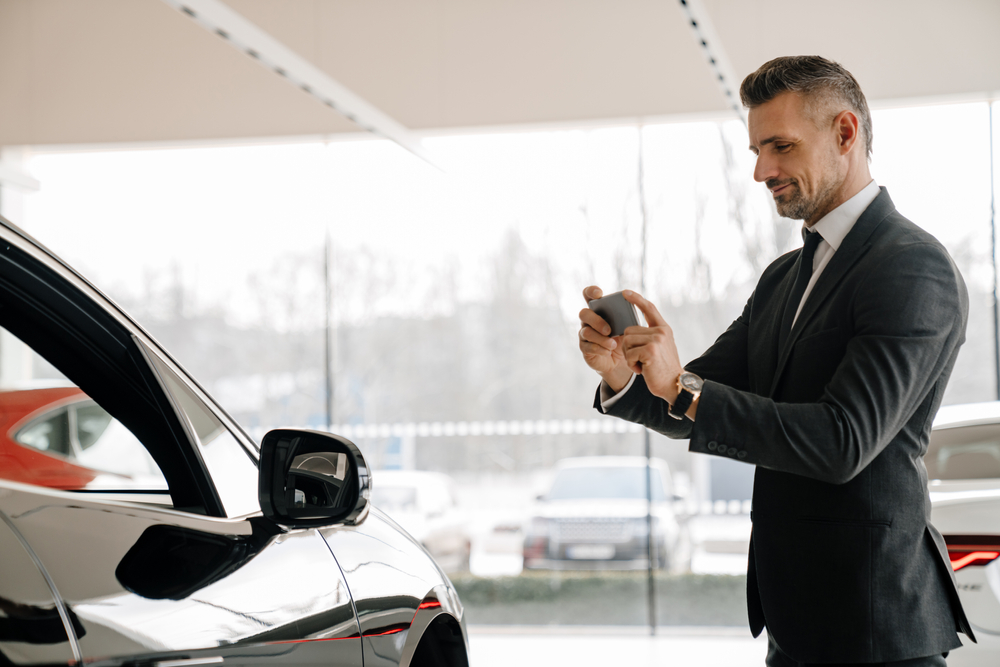 Người bán xe chụp ảnh xe thực tế trước khi chạy quảng cáo