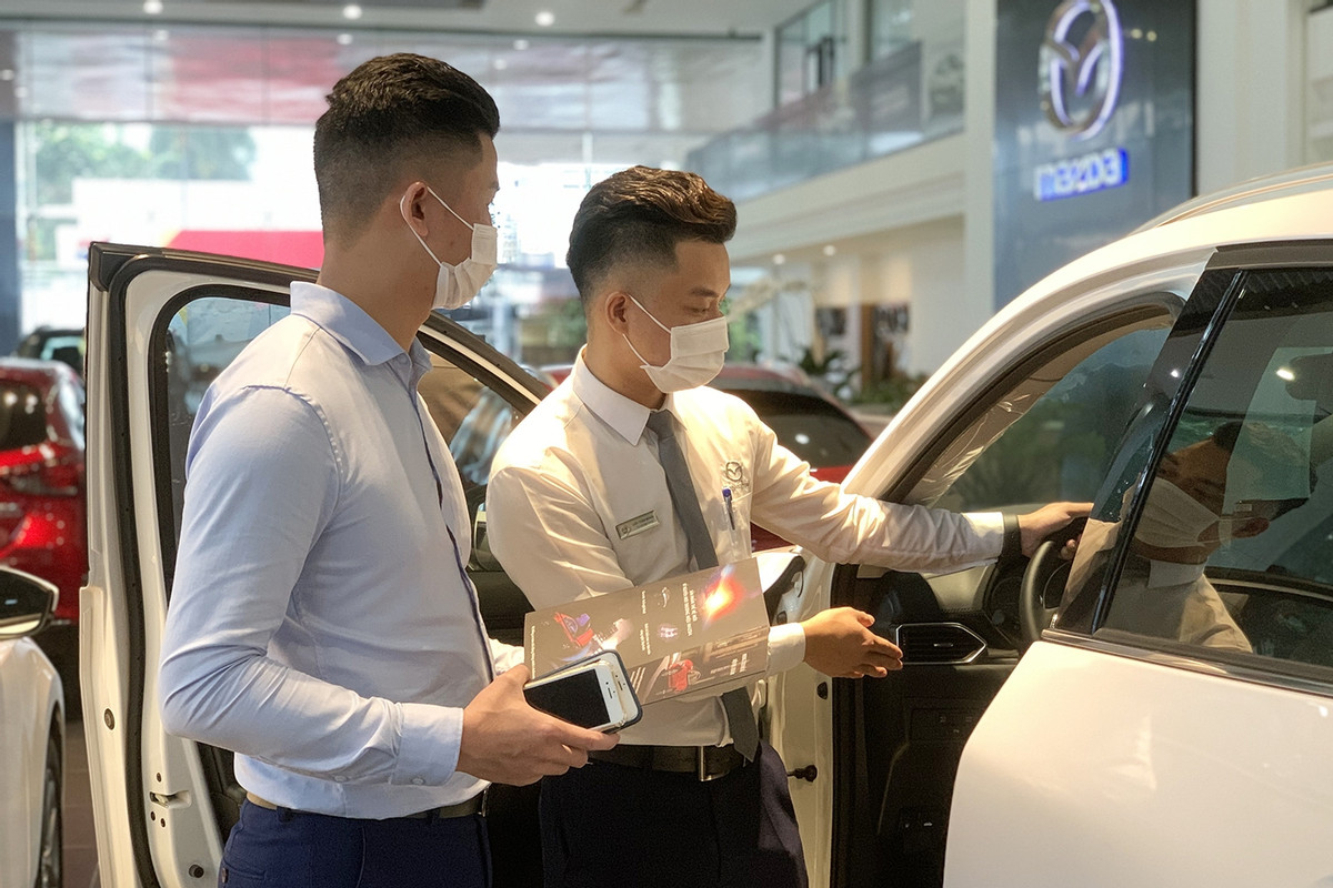 Nhân viên tư vấn ô tô giới thiệu xe cho khách hàng