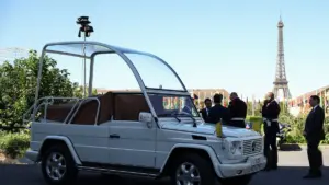 Mercedes‑Benz G 500 Popemobile – Siêu xe chuyên xa hoàng thánh “đi đầu” tại Pháp