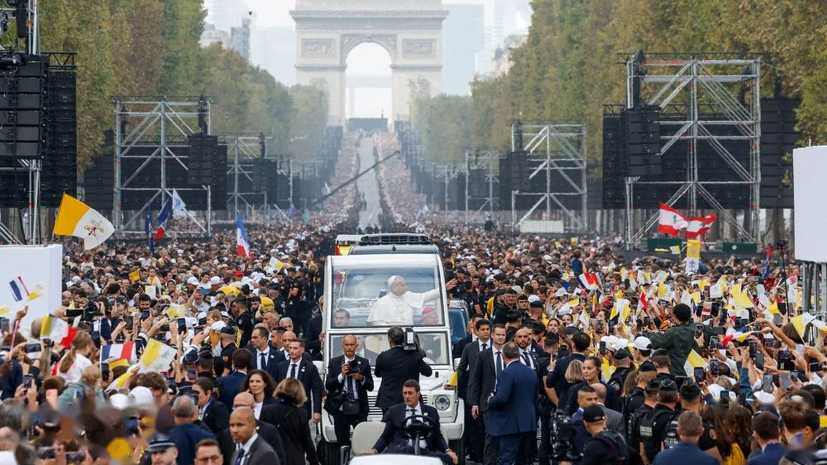 Mercedes‑Benz G 500 Popemobile – Siêu xe chuyên xa hoàng thánh “đi đầu” tại Pháp - Hình 1