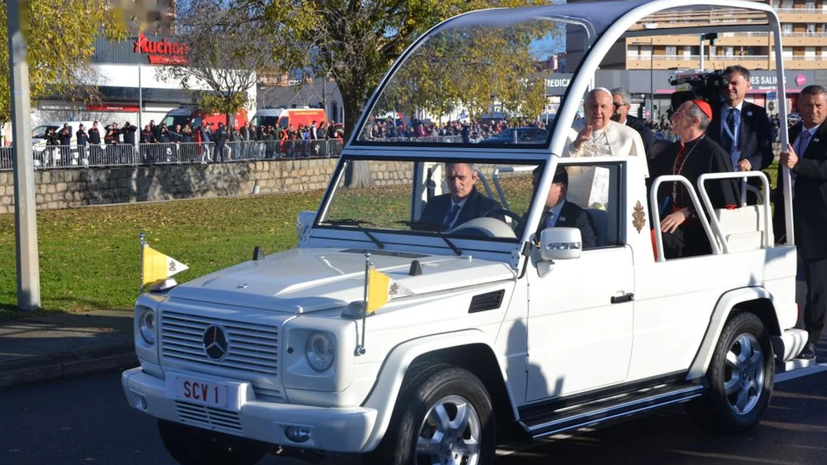 Mercedes‑Benz G 500 Popemobile – Siêu xe chuyên xa hoàng thánh “đi đầu” tại Pháp - Hình 2