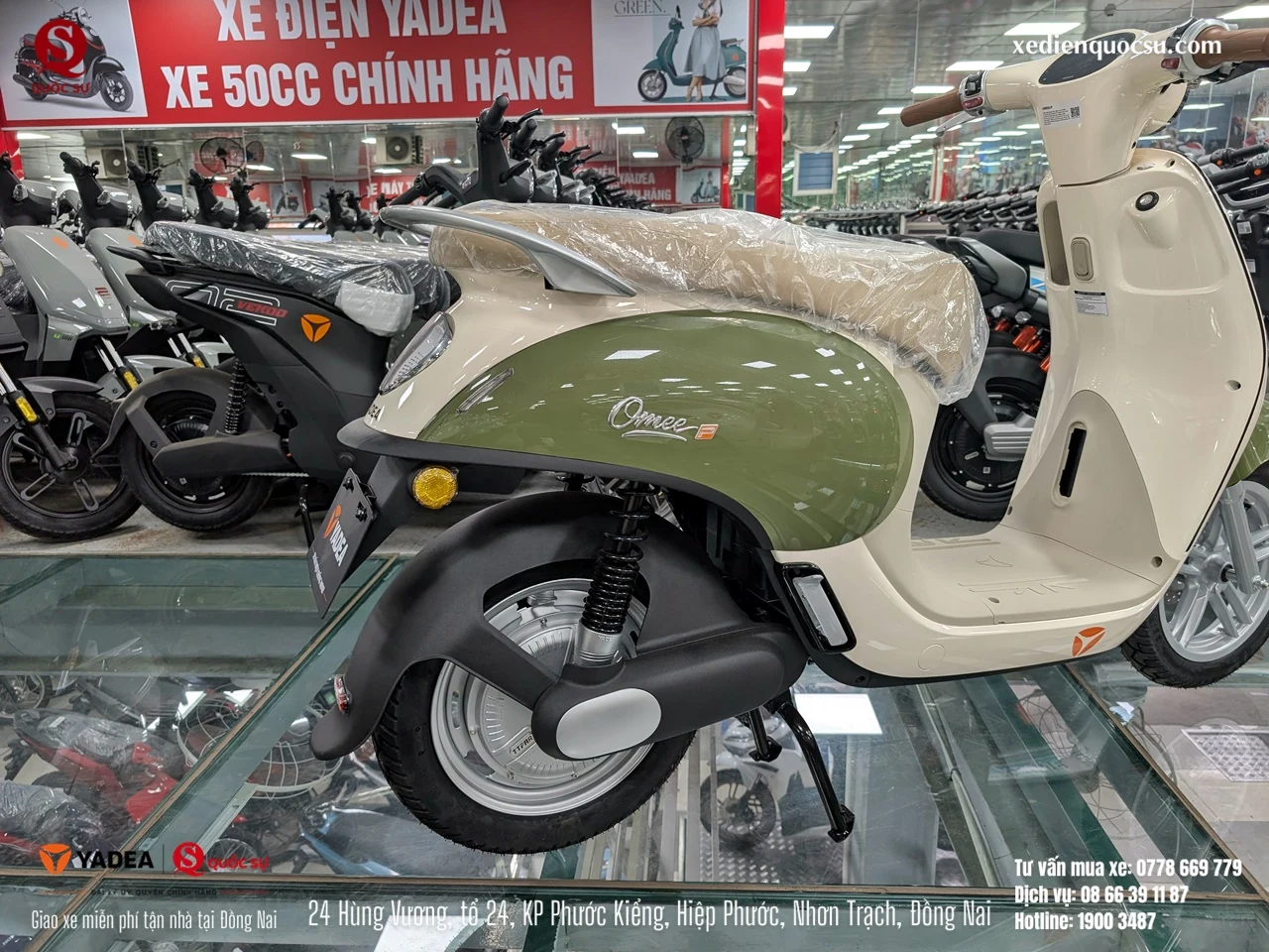 Cận cảnh động cơ điện, giảm xóc sau và logo Omee P của YADEA tại Xe máy Quốc Sự