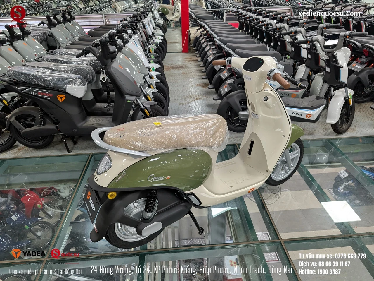 Góc nhìn toàn cảnh yên xe, sàn để chân và cụm tay lái YADEA Omee P tại Xe máy Quốc Sự