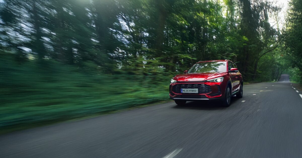 All New MG ZS Hybrid màu đỏ trên đường