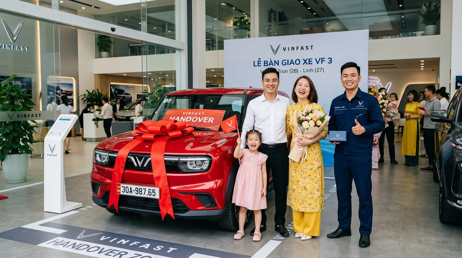 Bảng Giá Xe VinFast VF 3 2026 Mới Nhất Và Ưu Đãi Lăn Bánh 5 Lễ bàn giao xe VinFast VF 3 cho gia đình khách hàng tại showroom ủy quyền chính hãng
